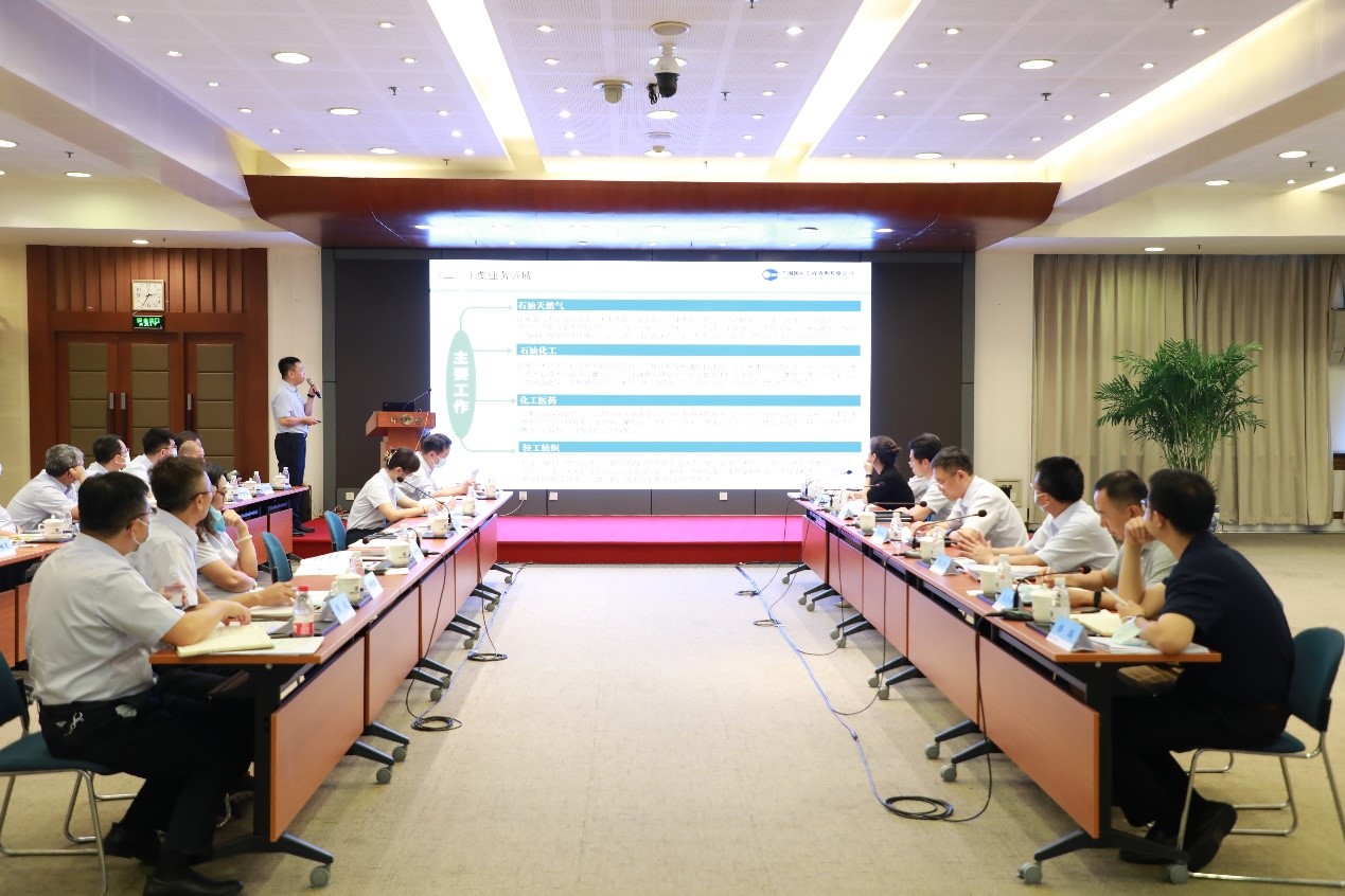 茍護生董事長調研石化輕紡業務部.jpg 茍護生董事長調研石化輕紡業務部.jpg